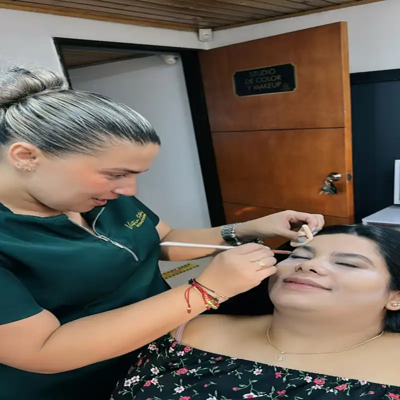 MAQUILLAJE Y PEINADOS - Imagen 1